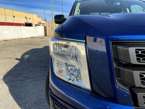 Used 2021 Nissan Titan SV w/ SV Convenience Package image 10