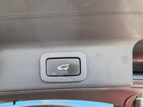 Used 2017 Jaguar F-PACE R-Sport image 10