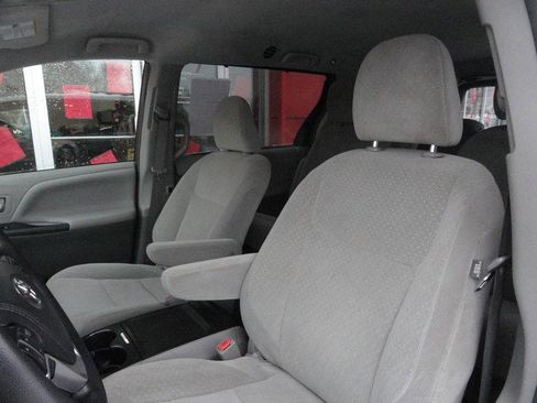 Used 2019 Toyota Sienna LE image 11