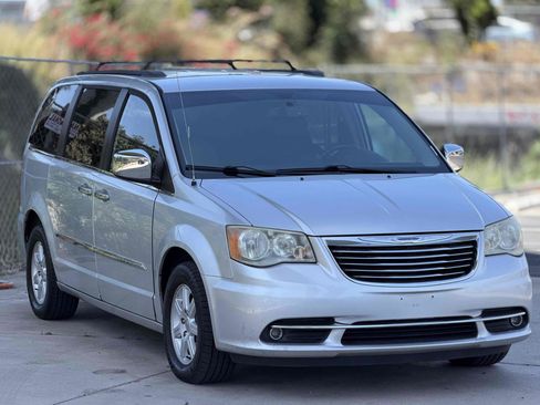 Used 2011 Chrysler Town & Country Touring-L w/ Entertainment Group #2 FWD image 4