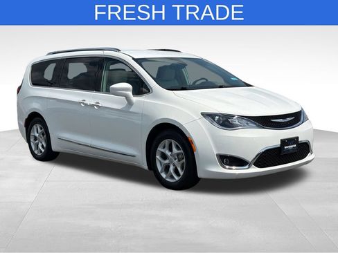 Used 2017 Chrysler Pacifica Touring-L Plus w/ Tire & Wheel Group FWD image 1