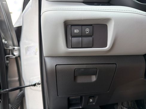 Used 2023 Toyota Highlander L FWD image 6