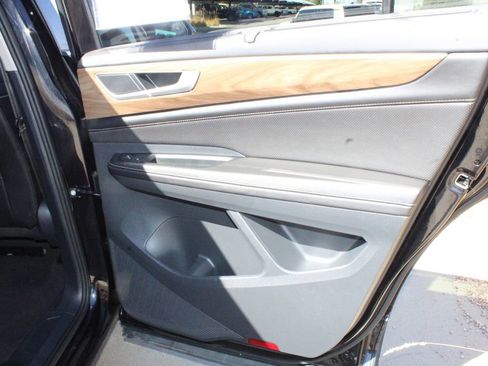 Used 2025 Volkswagen Atlas SE image 37