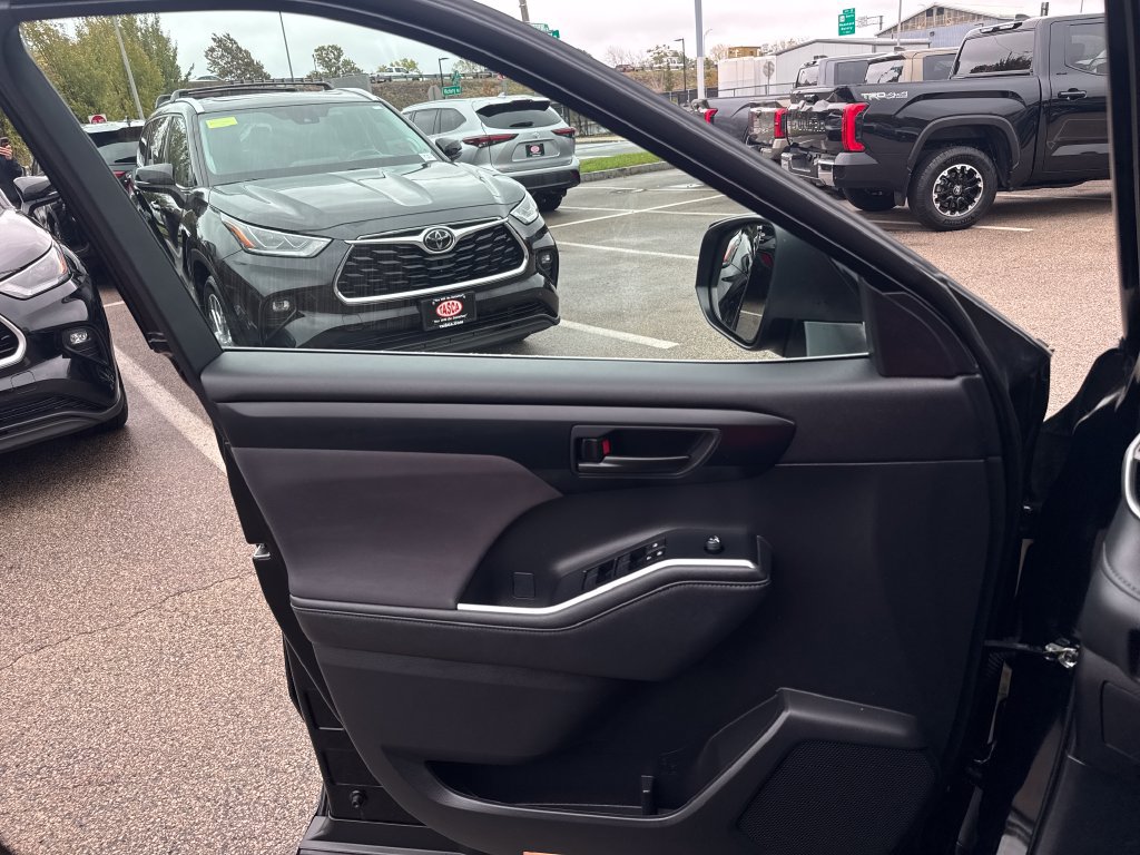 Used 2023 Toyota Highlander LE FWD image 36