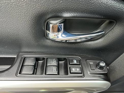 Used 2018 Nissan Titan SV w/ SV Convenience Package AWD/4WD image 12