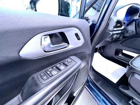 Used 2025 Chrysler Pacifica Limited FWD image 12