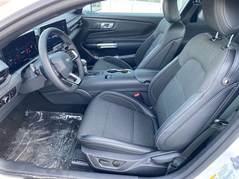 Used 2025 Ford Mustang Coupe RWD image 9