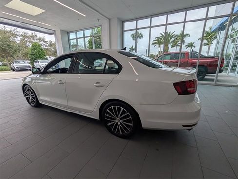 Used 2016 Volkswagen Jetta Sport image 9