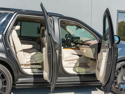 Used 2024 Cadillac Escalade Sport Platinum w/ LPO, ONYX Package AWD/4WD image 57