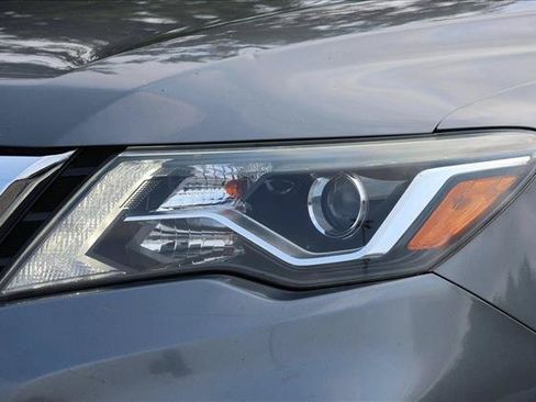 Used 2018 Nissan Pathfinder SV AWD/4WD image 10