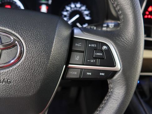 Used 2024 Toyota Sienna XLE image 38