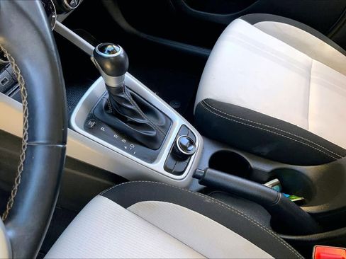 Used 2022 Hyundai Venue SEL image 17