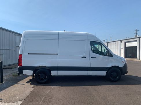 Used 2025 Mercedes-Benz Sprinter 2500 image 2