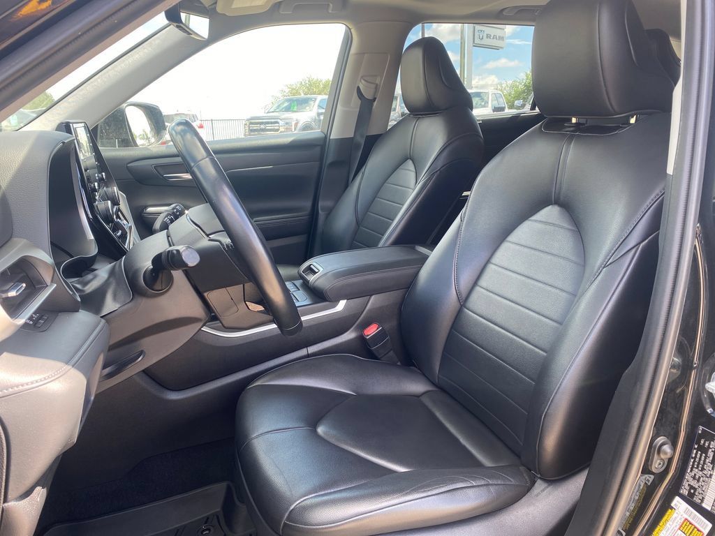 Used 2021 Toyota Highlander XLE AWD/4WD image 15