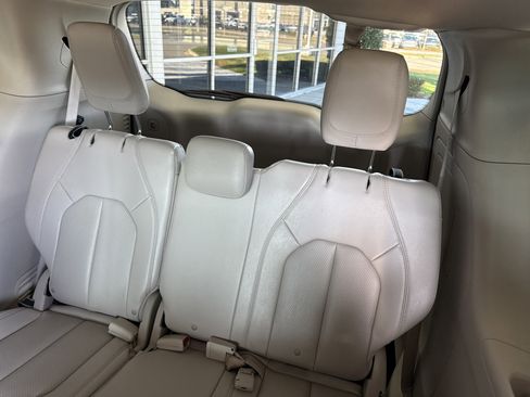 Used 2021 Chrysler Pacifica Touring-L image 31