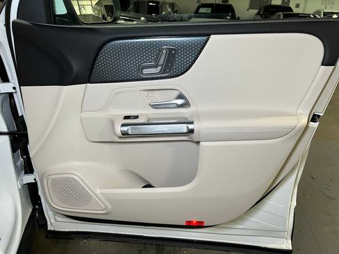 Used 2025 Mercedes-Benz GLB 250 4MATIC image 11