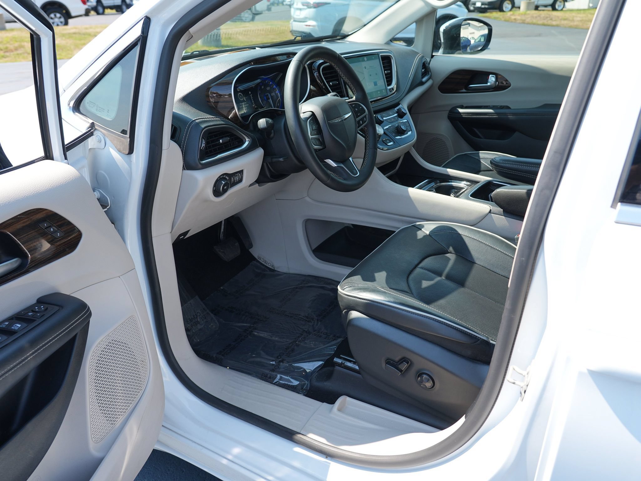 Used 2023 Chrysler Pacifica Limited FWD image 14