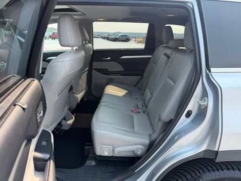 Used 2015 Toyota Highlander XLE AWD/4WD image 11