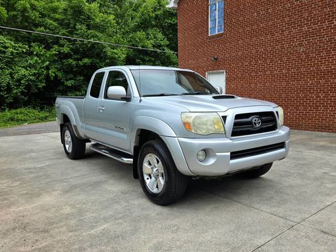 Used 2005 Toyota Tacoma PreRunner RWD image 3