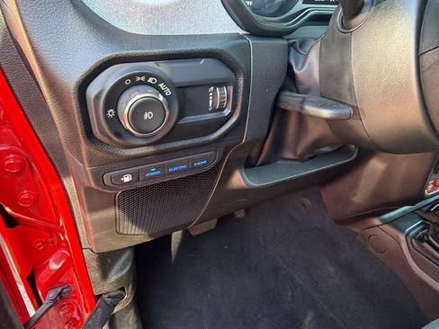 Used 2025 Jeep Wrangler Willys AWD/4WD image 18