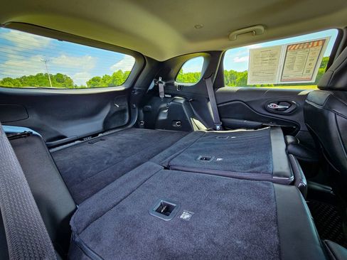 Used 2020 Jeep Cherokee Latitude Plus AWD/4WD image 37