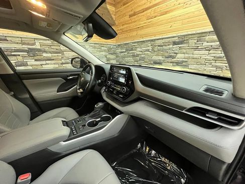 Used 2020 Toyota Highlander XLE AWD/4WD image 35