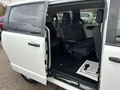 Used 2019 Dodge Grand Caravan SE w/ UConnect Hands-Free Group image 27