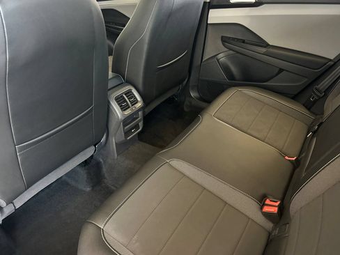 Used 2023 Volkswagen Taos SE w/ Panoramic Sunroof Package FWD image 12