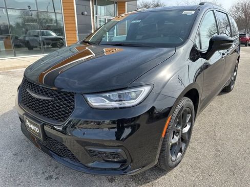 New 2026 Chrysler Pacifica Limited w/ S Appearance Package AWD/4WD image 2