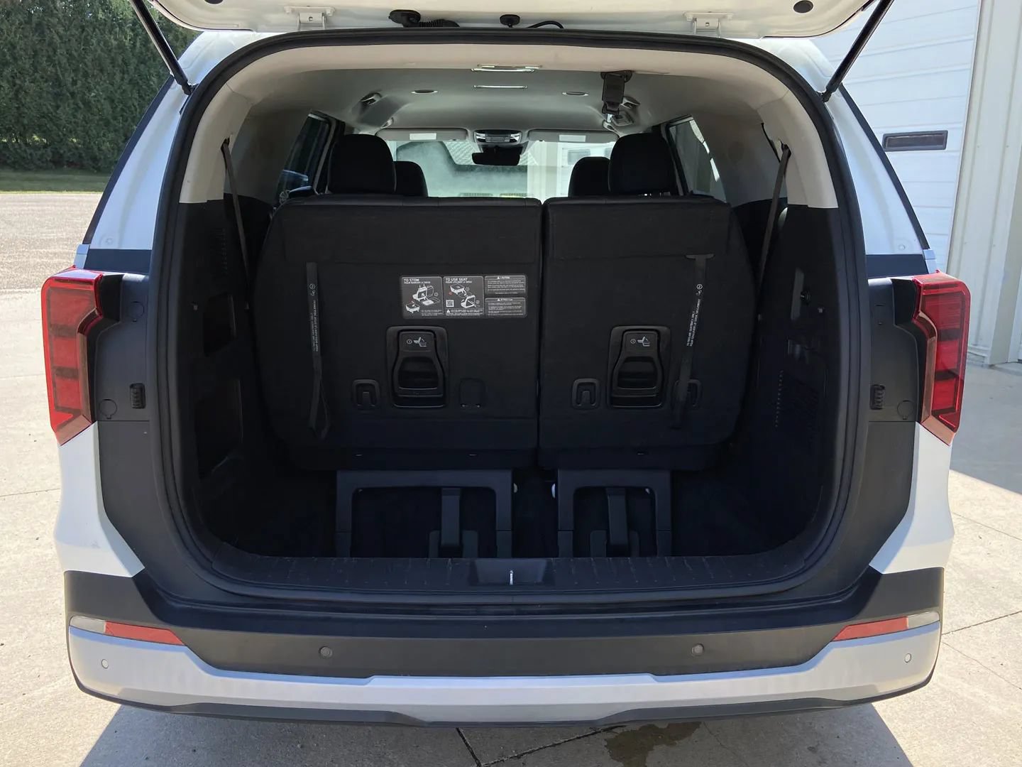 Used 2025 Kia Carnival FWD image 28