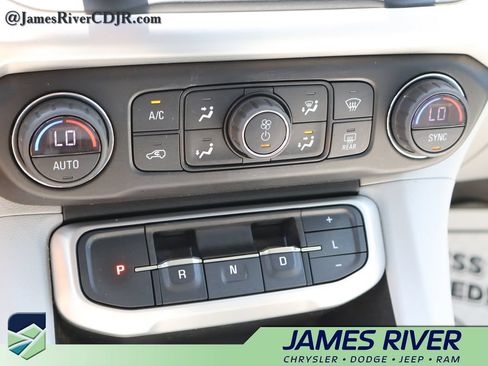 Used 2020 GMC Acadia SLT w/ Driver Alert Package II FWD image 36