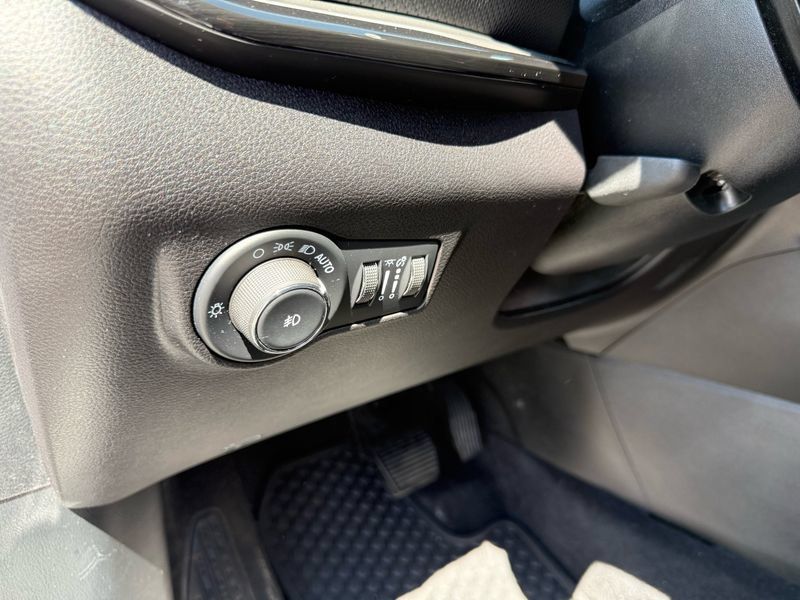 Used 2025 Jeep Compass Trailhawk AWD/4WD image 23