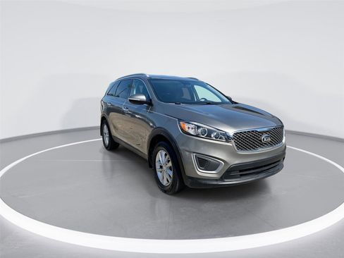 Used 2016 Kia Sorento FWD w/ LX Convenience Package image 2