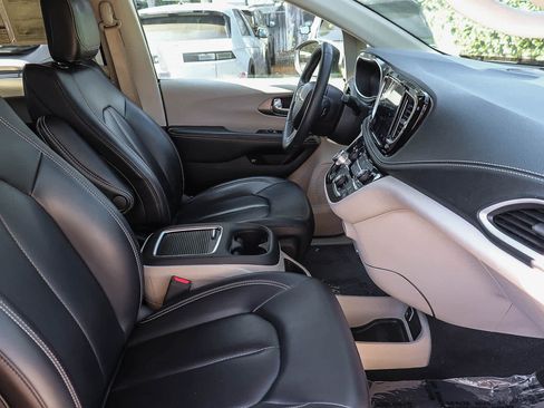 Used 2023 Chrysler Pacifica Touring-L FWD image 16