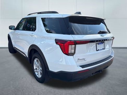 Used 2025 Ford Explorer Active AWD/4WD image 2