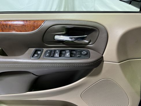 Used 2014 Chrysler Town & Country Touring w/ Trailer Tow Group image 26