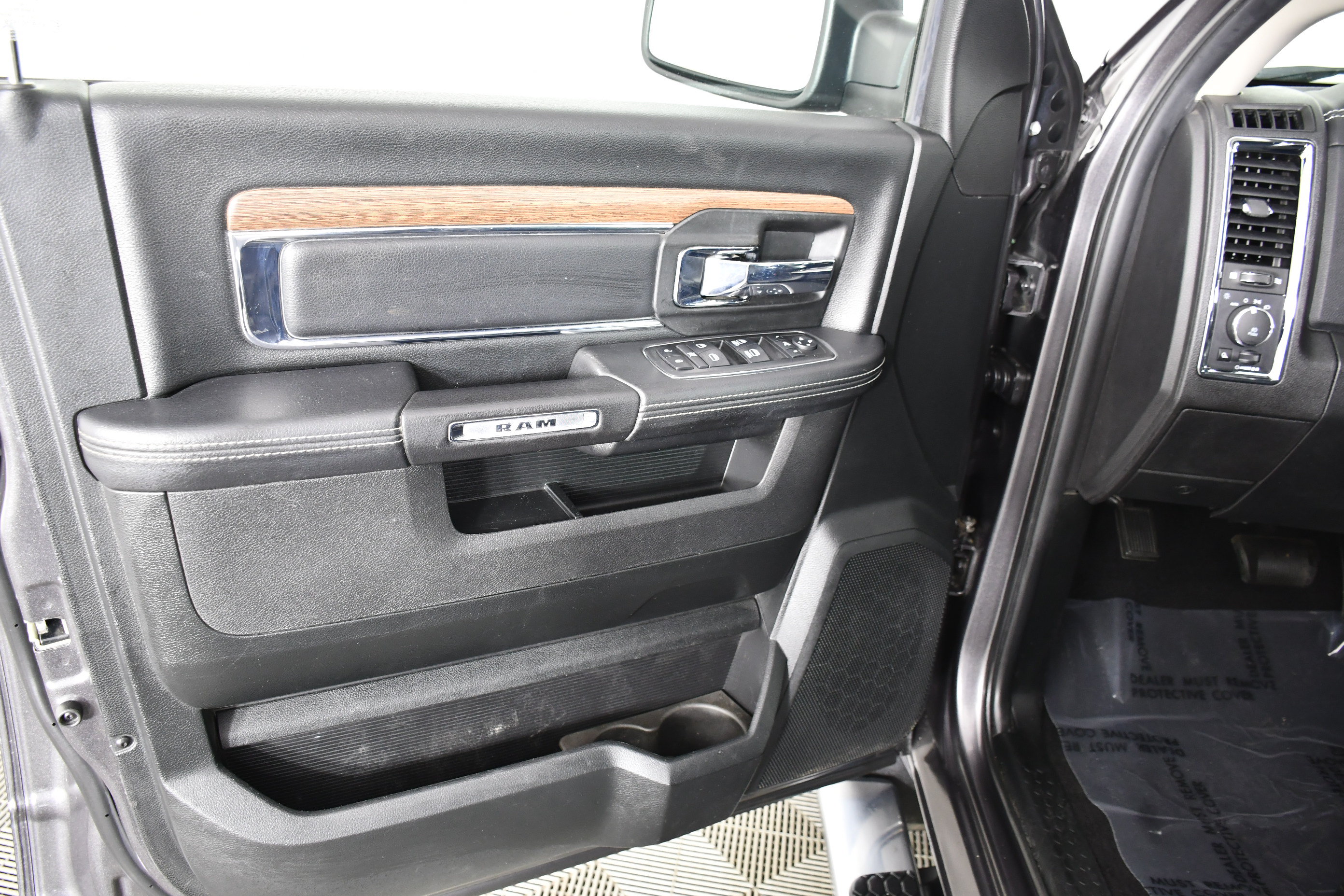 Used 2018 RAM 1500 Laramie AWD/4WD image 39