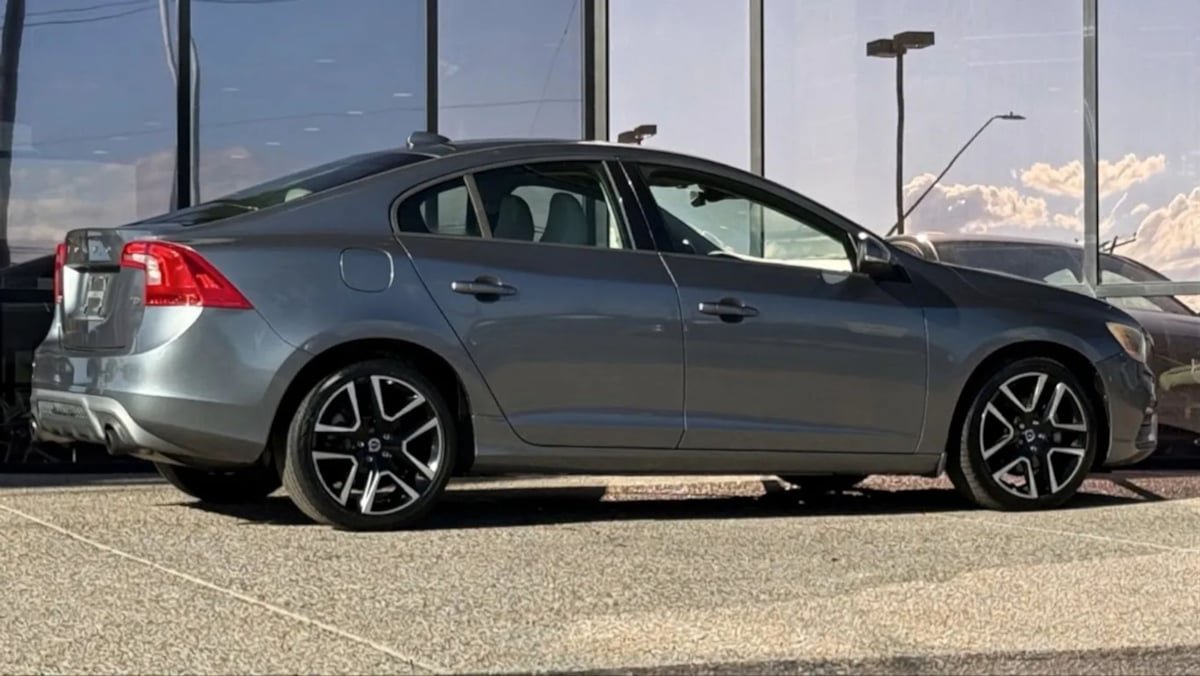 Used 2017 Volvo S60 T5 Dynamic FWD image 13