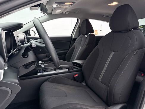 Used 2023 Hyundai Elantra SE image 17