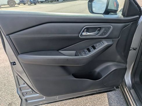 Used 2025 Nissan Rogue Platinum w/ Platinum Premium Package AWD/4WD image 11