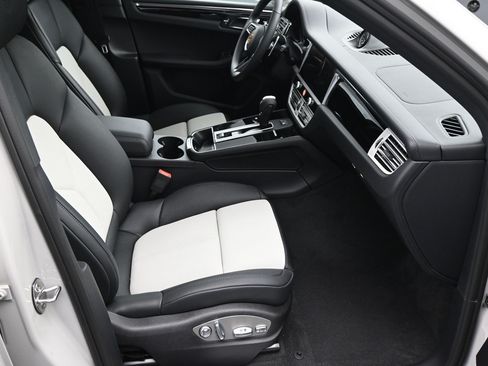 Certified 2026 Porsche Macan S AWD/4WD image 9