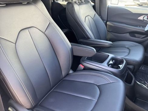 New 2026 Chrysler Pacifica Select image 11