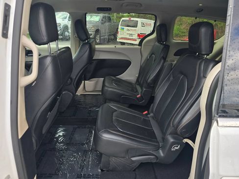 Used 2020 Chrysler Pacifica Touring-L FWD image 10