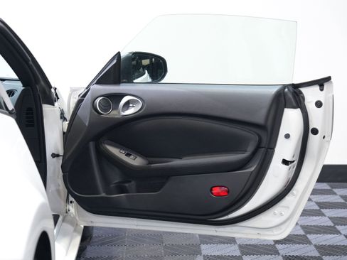 Used 2016 Nissan 370Z Touring RWD image 22