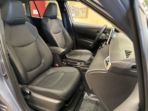 Used 2023 Toyota Corolla Cross XLE w/ Convenience Package image 18