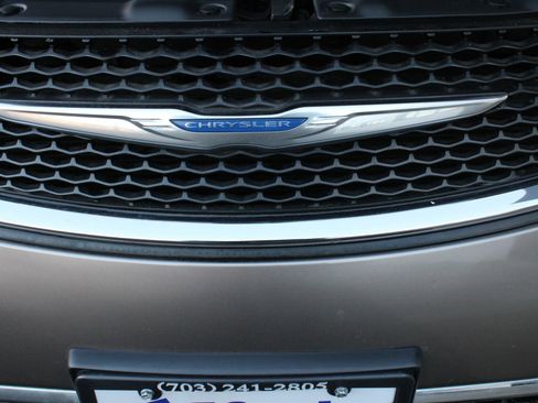 Used 2018 Chrysler Pacifica Touring-L image 11