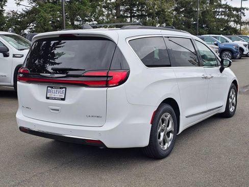 Used 2023 Chrysler Pacifica Limited FWD image 5