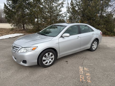 Used 2011 Toyota Camry LE image 2