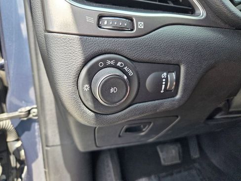 Used 2019 Jeep Cherokee Latitude w/ Cold Weather Group AWD/4WD image 22