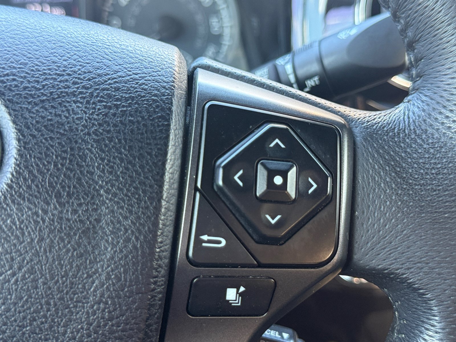 Used 2022 Toyota Tacoma TRD Off-Road w/ Technology Package AWD/4WD image 19